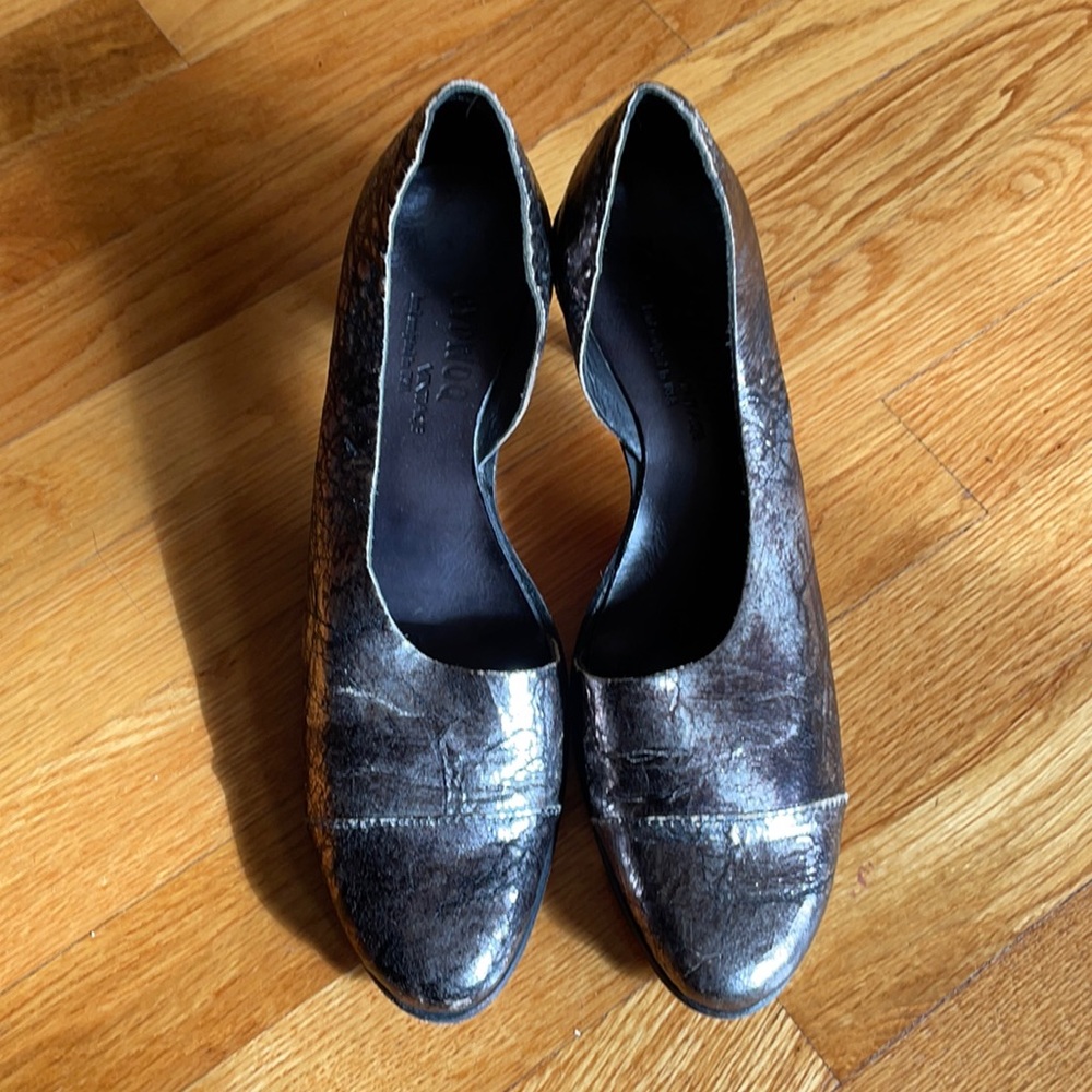 Cydwoq vintage distressed silver handmade leather pumps. Size 40